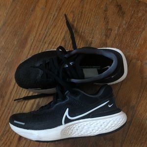 Nike shoes LIKE NEW w box.
